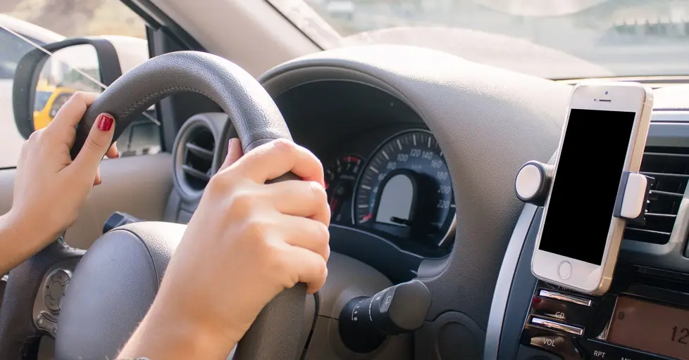 What Are the Tips for Using Smartphones Safely While Driving?