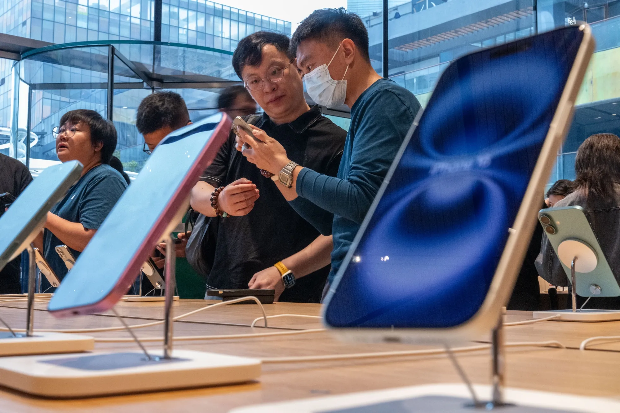 Apple supplier Lens Tech seeks up to 6 million in Hong Kong listing Apple supplier Lens Tech seeks up to 6 million in Hong Kong listing